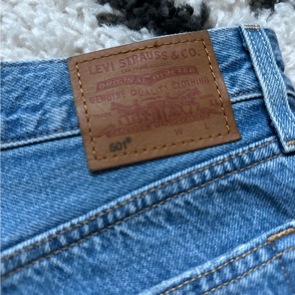 Levi’s Denim Shorts - Picture 3 of 4